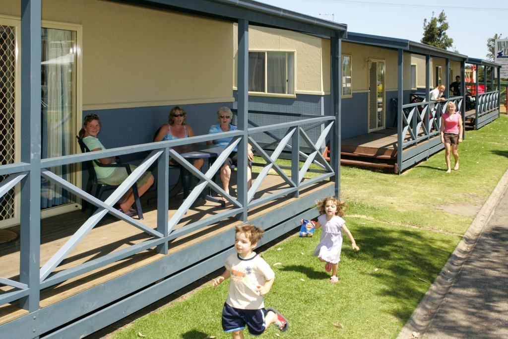 Waters Edge Holiday Park Lakes Entrance Zimmer foto